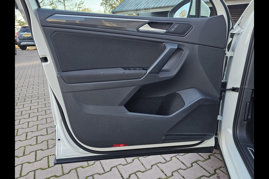 Volkswagen Tiguan 1.5 TSI ACT Comfortline | Automaat | LED | Pano | Stoelverwarming | ACC | App-connect | Lane Assist | Light Assist | Navi | Ambiente |