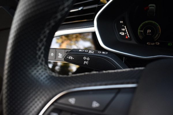 Audi Q3 Sportback 45 TFSI e S Line | 360 Camera | Lederen Bekleding | Black Optic | Sfeerverlichting | 3X S-Line | Stoelverwarming |