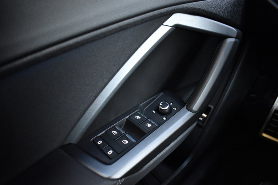 Audi Q3 Sportback 45 TFSI e S Line | 360 Camera | Lederen Bekleding | Black Optic | Sfeerverlichting | 3X S-Line | Stoelverwarming |