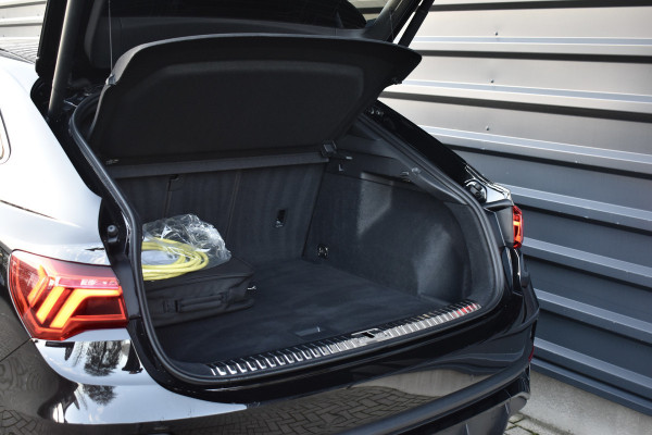 Audi Q3 Sportback 45 TFSI e S Line | 360 Camera | Lederen Bekleding | Black Optic | Sfeerverlichting | 3X S-Line | Stoelverwarming |