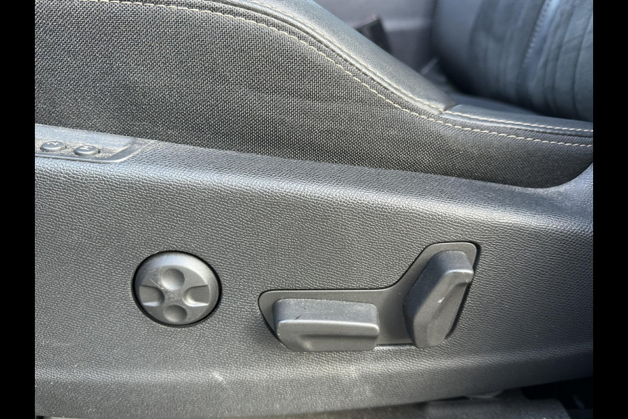 Peugeot 3008 1.6 HYbrid4 300 GT Pack Business | BLACK PACK | PANO DAK | APPLE CARPLAY / ANDROID AUTO | AFN. TREKHAAK | FOCAL AUDIO | 300 PK! | MEM. STOEL MET MASSAGE |