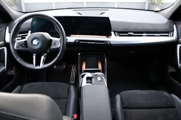 BMW iX2 EDrive20 67 kWh/M-Pakket/Pano