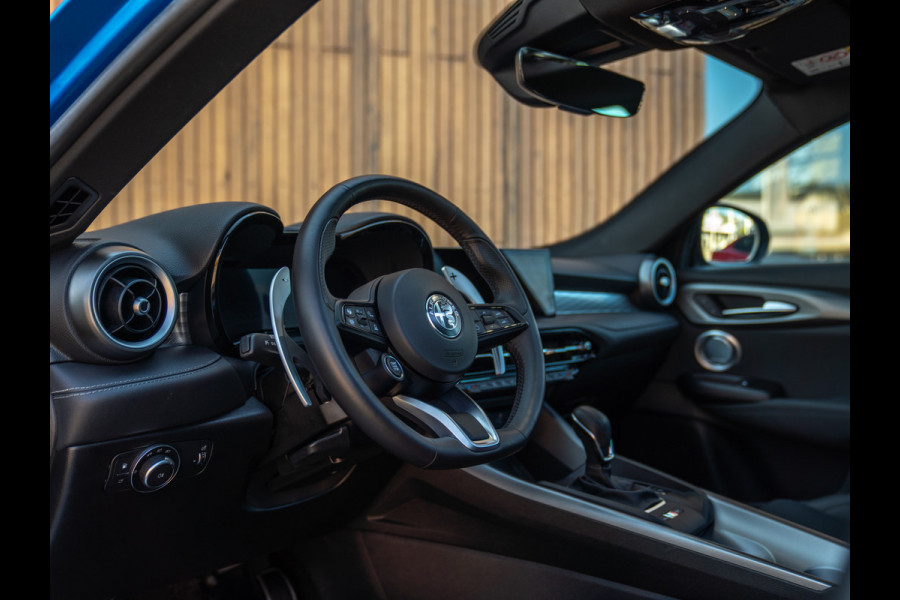 Alfa Romeo Tonale 1.3T PHEV 280pk Veloce | Full! | Pano-dak | Harman/Kardon | LED-Matrix | Stoelventilatie | 360 cam | CarPlay | Blu Misano