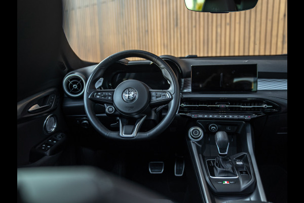 Alfa Romeo Tonale 1.3T PHEV 280pk Veloce | Full! | Pano-dak | Harman/Kardon | LED-Matrix | Stoelventilatie | 360 cam | CarPlay | Blu Misano