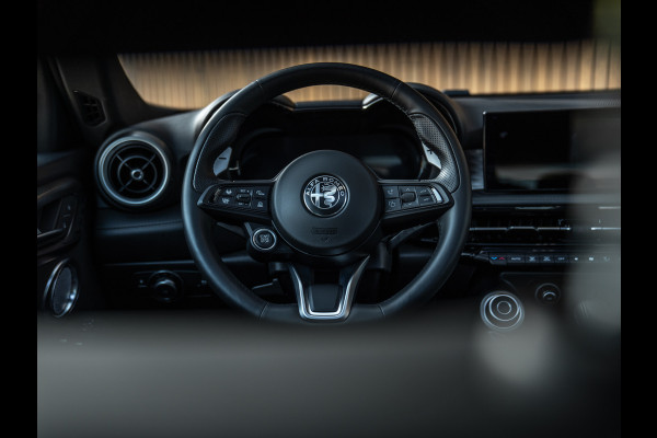 Alfa Romeo Tonale 1.3T PHEV 280pk Veloce | Full! | Pano-dak | Harman/Kardon | LED-Matrix | Stoelventilatie | 360 cam | CarPlay | Blu Misano