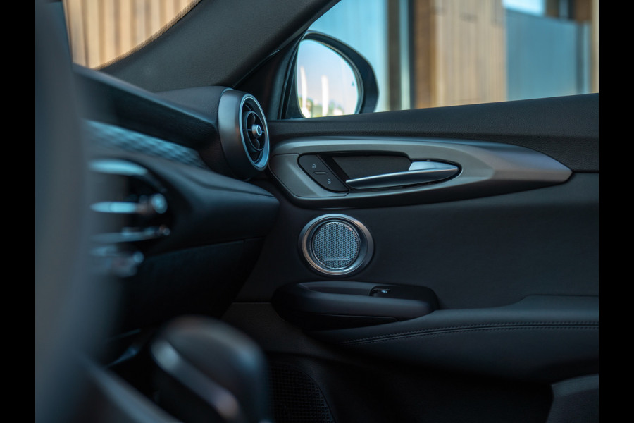 Alfa Romeo Tonale 1.3T PHEV 280pk Veloce | Full! | Pano-dak | Harman/Kardon | LED-Matrix | Stoelventilatie | 360 cam | CarPlay | Blu Misano