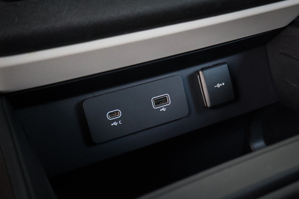 Land Rover Defender 110 P400e 110 SE | ADAPTIVE CRUISE | BLACK PACK | COMFORT PACK | COLD CLIMATE PACK | OFF-ROAD PACK | HEAD-UP | CLEARSIGHT BINNEN