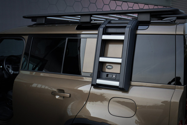 Land Rover Defender 110 P400e 110 SE | ADAPTIVE CRUISE | BLACK PACK | COMFORT PACK | COLD CLIMATE PACK | OFF-ROAD PACK | HEAD-UP | CLEARSIGHT BINNEN