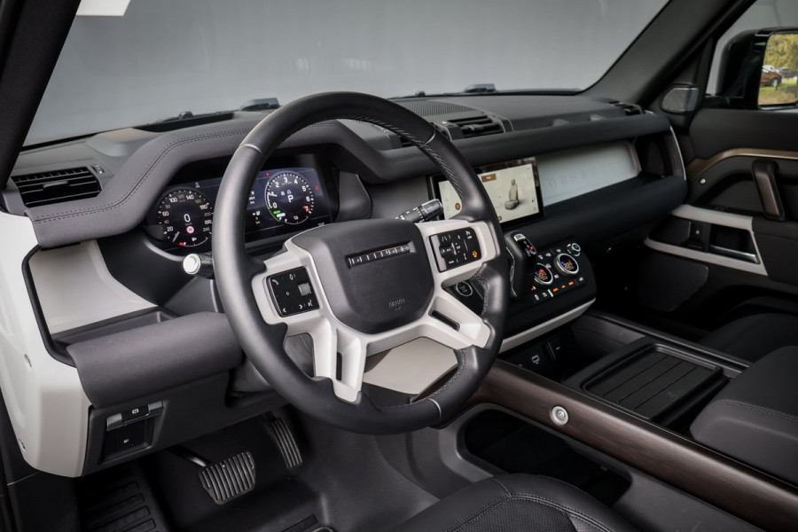 Land Rover Defender 110 P400e 110 SE | ADAPTIVE CRUISE | BLACK PACK | COMFORT PACK | COLD CLIMATE PACK | OFF-ROAD PACK | HEAD-UP | CLEARSIGHT BINNEN