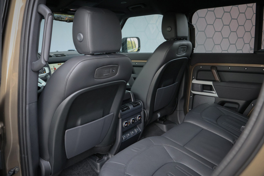 Land Rover Defender 110 P400e 110 SE | ADAPTIVE CRUISE | BLACK PACK | COMFORT PACK | COLD CLIMATE PACK | OFF-ROAD PACK | HEAD-UP | CLEARSIGHT BINNEN