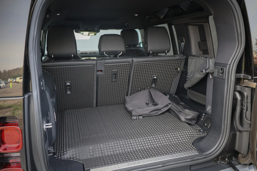 Land Rover Defender 110 P400e 110 SE | ADAPTIVE CRUISE | BLACK PACK | COMFORT PACK | COLD CLIMATE PACK | OFF-ROAD PACK | HEAD-UP | CLEARSIGHT BINNEN