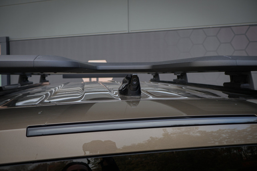 Land Rover Defender 110 P400e 110 SE | ADAPTIVE CRUISE | BLACK PACK | COMFORT PACK | COLD CLIMATE PACK | OFF-ROAD PACK | HEAD-UP | CLEARSIGHT BINNEN