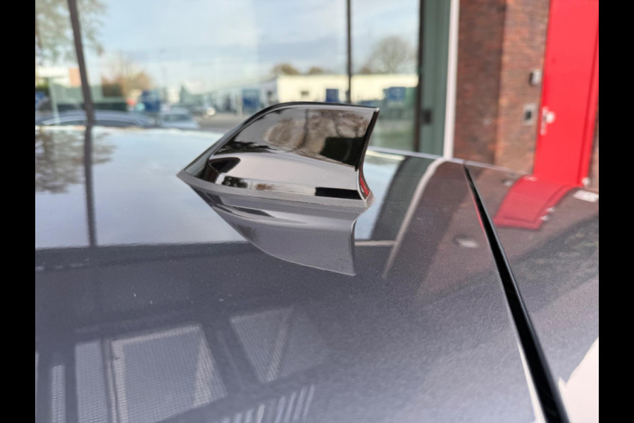 Renault Clio 1.6 E-Tech Hybrid 140 Initiale Paris - Navi groot - Leder - Camera - Org.NL