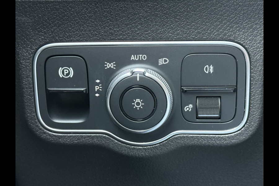 Mercedes-Benz Glb 200 Business Solution AMG | Pano | Trekhaak | Navi | Camera | LED | DAB+