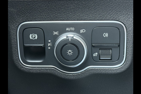 Mercedes-Benz Glb 200 Business Solution AMG | Pano | Trekhaak | Navi | Camera | LED | DAB+