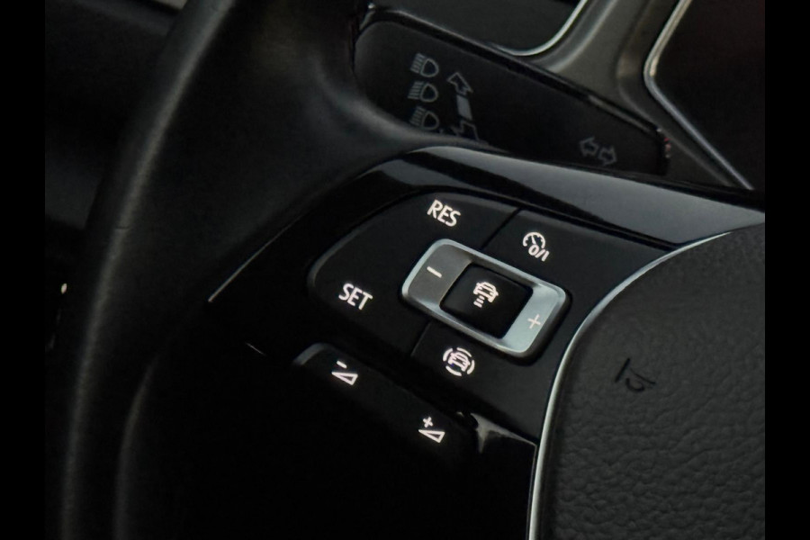 Volkswagen T-Roc 1.0 TSI Style Business plus, climaat controle, 17 inch, navigatie, luxe uitvoering, 1 e eigenaar, NL auto met nap