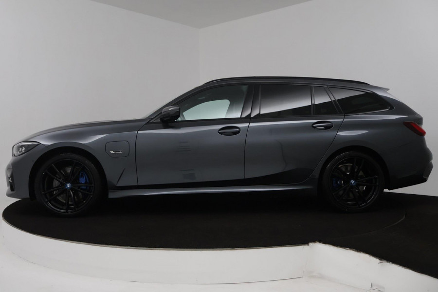 BMW 3 Serie Touring 330e High Executive (PANORAMADAK, TREKHAAK, STOELVERWARMING, ACHTERUITRIJCAMERA, STUURVERWARMING)