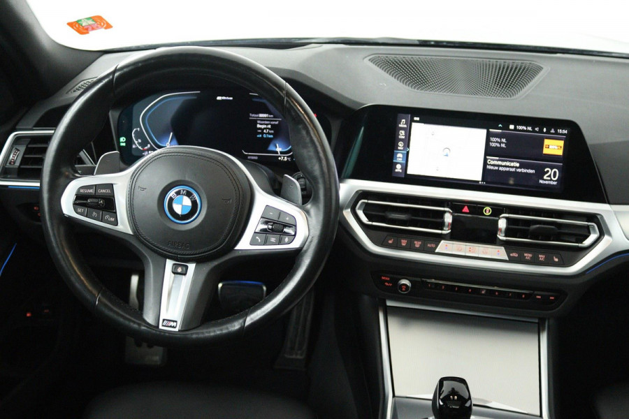 BMW 3 Serie Touring 330e High Executive (PANORAMADAK, TREKHAAK, STOELVERWARMING, ACHTERUITRIJCAMERA, STUURVERWARMING)