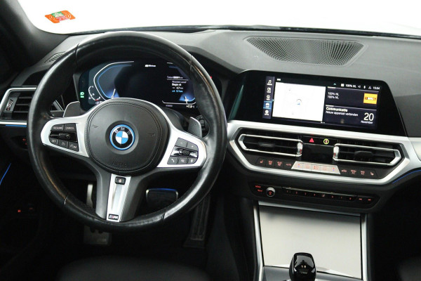 BMW 3 Serie Touring 330e High Executive (PANORAMADAK, TREKHAAK, STOELVERWARMING, ACHTERUITRIJCAMERA, STUURVERWARMING)
