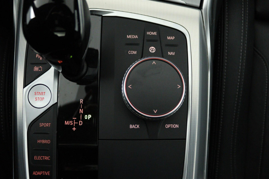 BMW 3 Serie Touring 330e High Executive (PANORAMADAK, TREKHAAK, STOELVERWARMING, ACHTERUITRIJCAMERA, STUURVERWARMING)