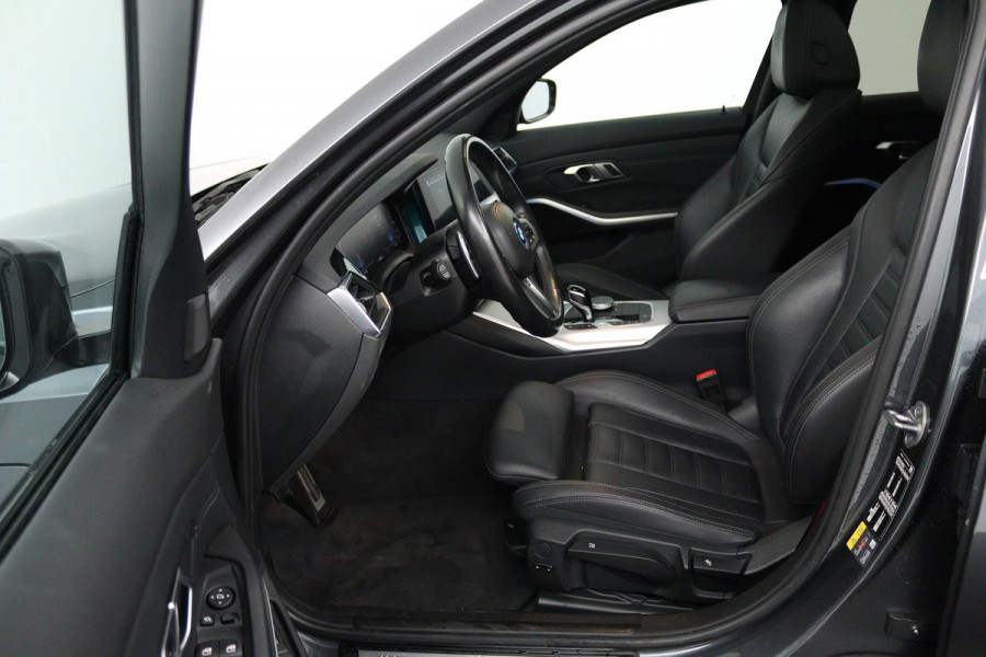 BMW 3 Serie Touring 330e High Executive (PANORAMADAK, TREKHAAK, STOELVERWARMING, ACHTERUITRIJCAMERA, STUURVERWARMING)