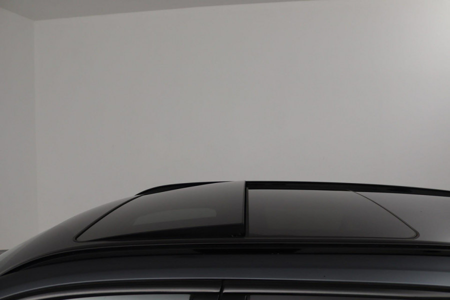 BMW 3 Serie Touring 330e High Executive (PANORAMADAK, TREKHAAK, STOELVERWARMING, ACHTERUITRIJCAMERA, STUURVERWARMING)