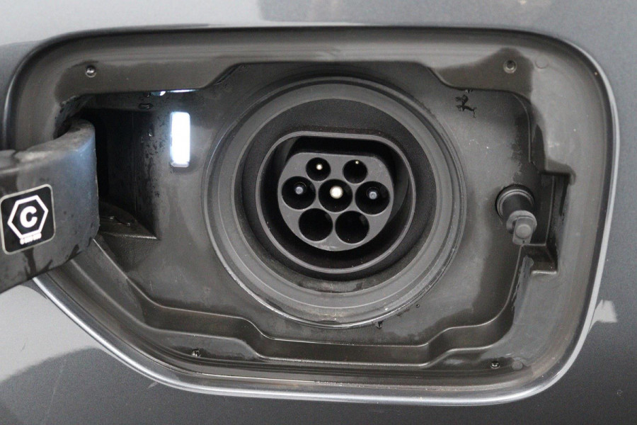 BMW 3 Serie Touring 330e High Executive (PANORAMADAK, TREKHAAK, STOELVERWARMING, ACHTERUITRIJCAMERA, STUURVERWARMING)