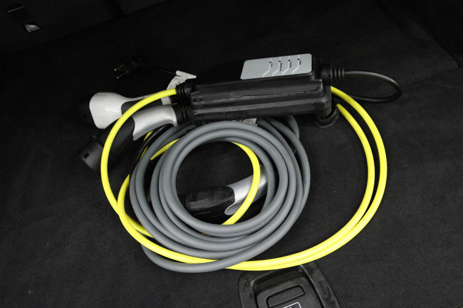 BMW 3 Serie Touring 330e High Executive (PANORAMADAK, TREKHAAK, STOELVERWARMING, ACHTERUITRIJCAMERA, STUURVERWARMING)