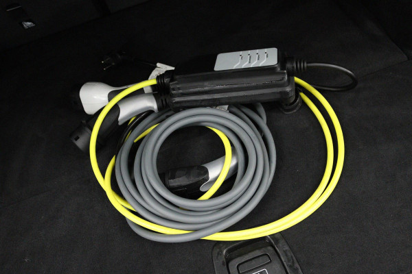 BMW 3 Serie Touring 330e High Executive (PANORAMADAK, TREKHAAK, STOELVERWARMING, ACHTERUITRIJCAMERA, STUURVERWARMING)