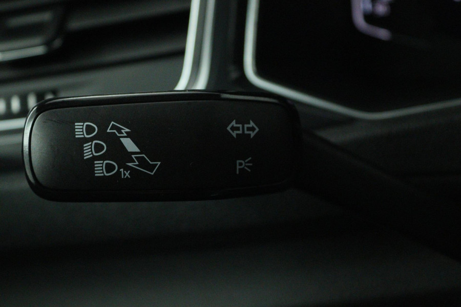 Volkswagen T-Roc 1.5 TSI Sport Business R (PANORAMADAK, STOEL/STUUR VERWARMING, DIGITALE COCKPIT, ACHTERUITRIJCAMERA)