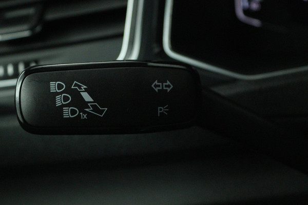 Volkswagen T-Roc 1.5 TSI Sport Business R (PANORAMADAK, STOEL/STUUR VERWARMING, DIGITALE COCKPIT, ACHTERUITRIJCAMERA)