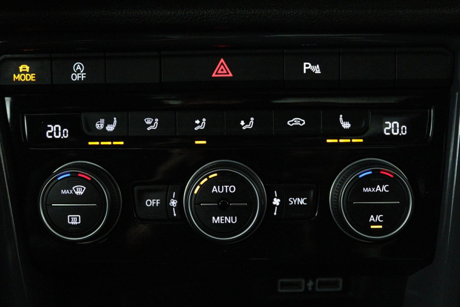 Volkswagen T-Roc 1.5 TSI Sport Business R (PANORAMADAK, STOEL/STUUR VERWARMING, DIGITALE COCKPIT, ACHTERUITRIJCAMERA)