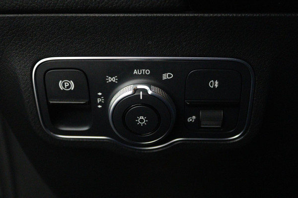 Mercedes-Benz GLA 180 Business Solution Luxury (SFEERVERLICHTING, STOELVERWARMING, CRUISE CONTROL, ACHTERUITRIJCAMERA)