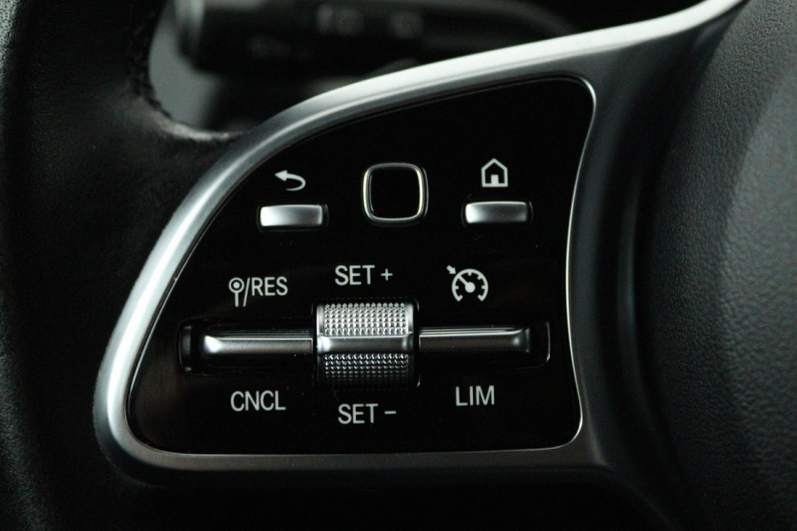 Mercedes-Benz GLA 180 Business Solution Luxury (SFEERVERLICHTING, STOELVERWARMING, CRUISE CONTROL, ACHTERUITRIJCAMERA)