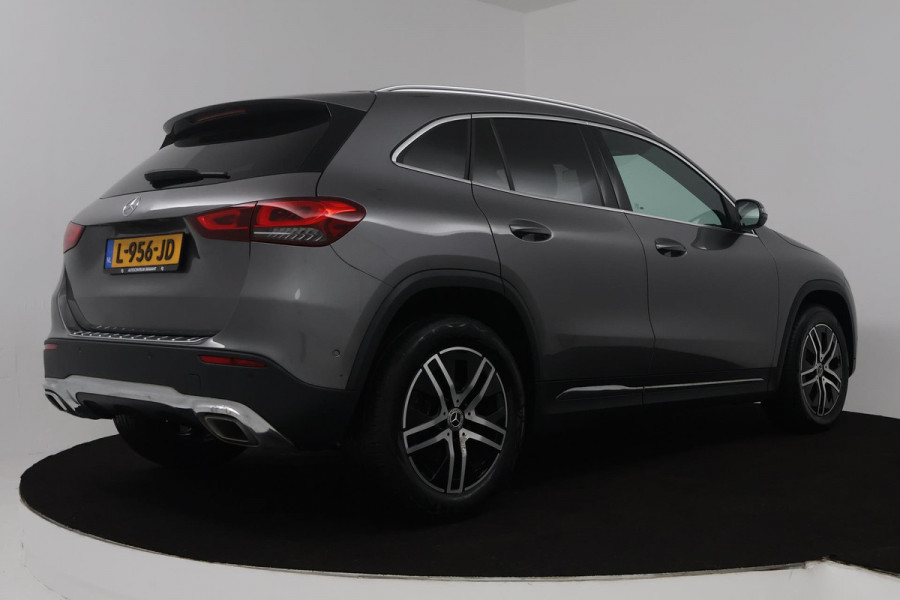 Mercedes-Benz GLA 180 Business Solution Luxury (SFEERVERLICHTING, STOELVERWARMING, CRUISE CONTROL, ACHTERUITRIJCAMERA)