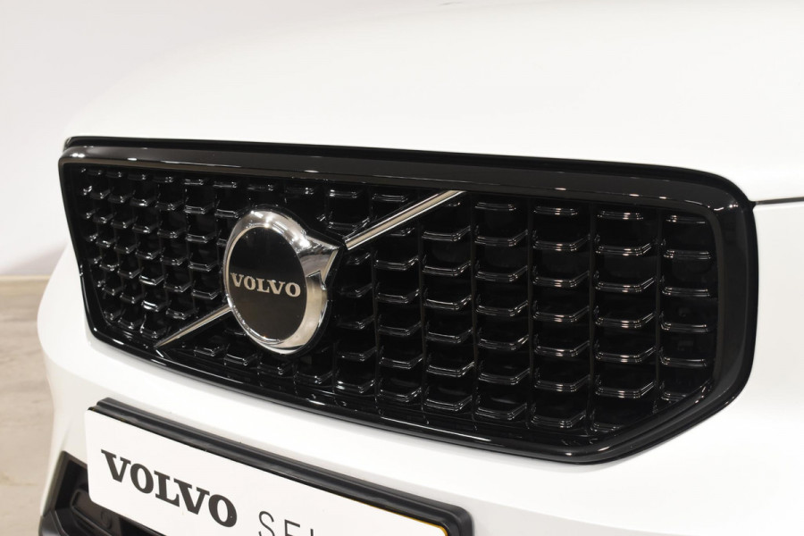 Volvo XC40 B4 211PK Automaat Plus Dark / Navigatie / Adaptive Cruise / Harman Kardon / Stuur- & Stoelverwarming / Elektrische achterklep / Achteruitrijcamera / Elektrische stoelverst. met geheugen
