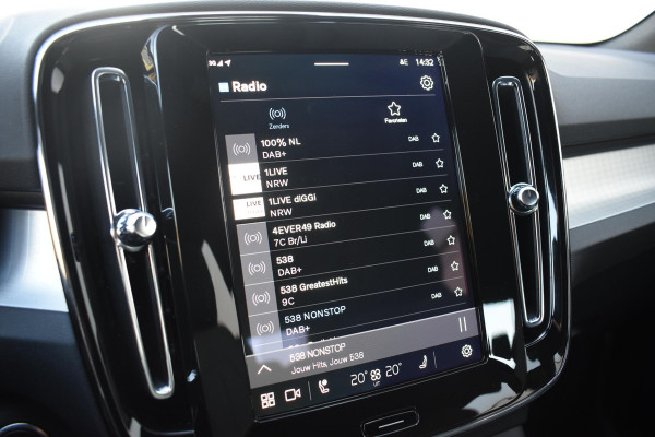 Volvo XC40 B4 211PK Automaat Plus Dark / Navigatie / Adaptive Cruise / Harman Kardon / Stuur- & Stoelverwarming / Elektrische achterklep / Achteruitrijcamera / Elektrische stoelverst. met geheugen