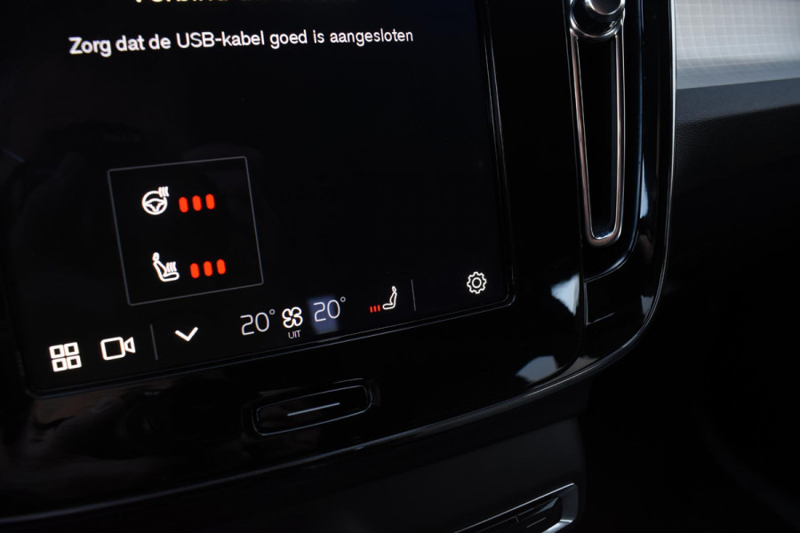 Volvo XC40 B4 211PK Automaat Plus Dark / Navigatie / Adaptive Cruise / Harman Kardon / Stuur- & Stoelverwarming / Elektrische achterklep / Achteruitrijcamera / Elektrische stoelverst. met geheugen