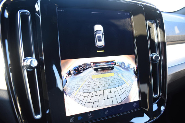 Volvo XC40 B4 211PK Automaat Plus Dark / Navigatie / Adaptive Cruise / Harman Kardon / Stuur- & Stoelverwarming / Elektrische achterklep / Achteruitrijcamera / Elektrische stoelverst. met geheugen