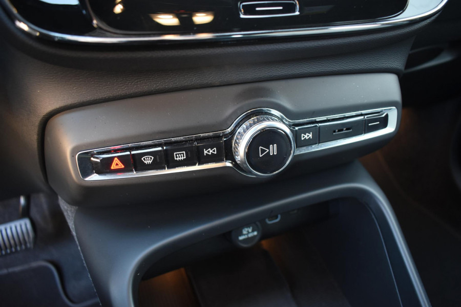Volvo XC40 B4 211PK Automaat Plus Dark / Navigatie / Adaptive Cruise / Harman Kardon / Stuur- & Stoelverwarming / Elektrische achterklep / Achteruitrijcamera / Elektrische stoelverst. met geheugen