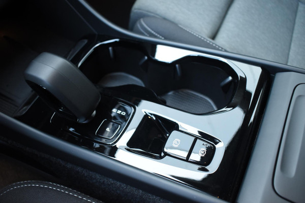 Volvo XC40 B4 211PK Automaat Plus Dark / Navigatie / Adaptive Cruise / Harman Kardon / Stuur- & Stoelverwarming / Elektrische achterklep / Achteruitrijcamera / Elektrische stoelverst. met geheugen