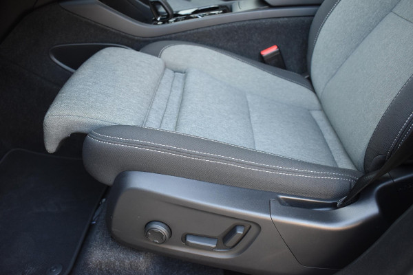 Volvo XC40 B4 211PK Automaat Plus Dark / Navigatie / Adaptive Cruise / Harman Kardon / Stuur- & Stoelverwarming / Elektrische achterklep / Achteruitrijcamera / Elektrische stoelverst. met geheugen