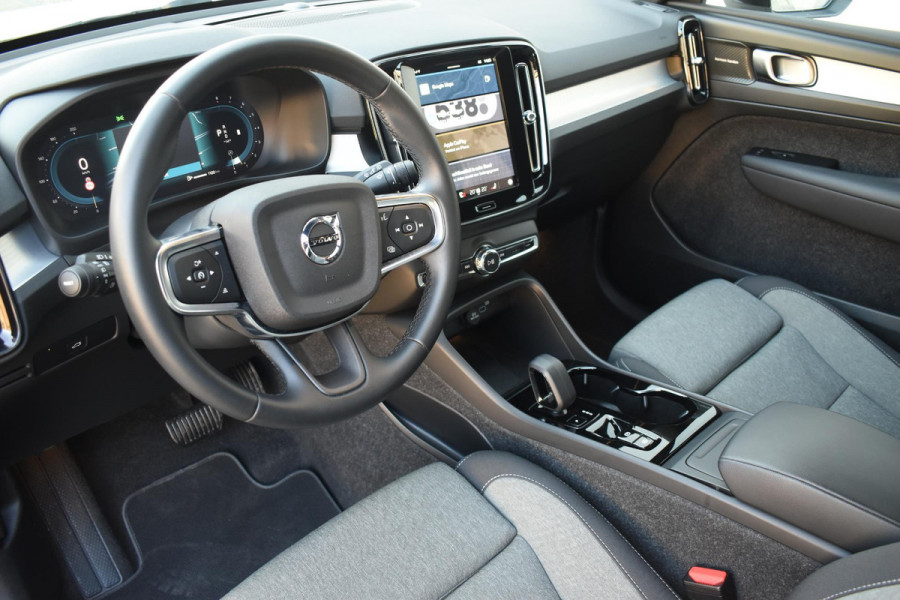 Volvo XC40 B4 211PK Automaat Plus Dark / Navigatie / Adaptive Cruise / Harman Kardon / Stuur- & Stoelverwarming / Elektrische achterklep / Achteruitrijcamera / Elektrische stoelverst. met geheugen