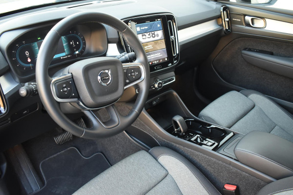 Volvo XC40 B4 211PK Automaat Plus Dark / Navigatie / Adaptive Cruise / Harman Kardon / Stuur- & Stoelverwarming / Elektrische achterklep / Achteruitrijcamera / Elektrische stoelverst. met geheugen