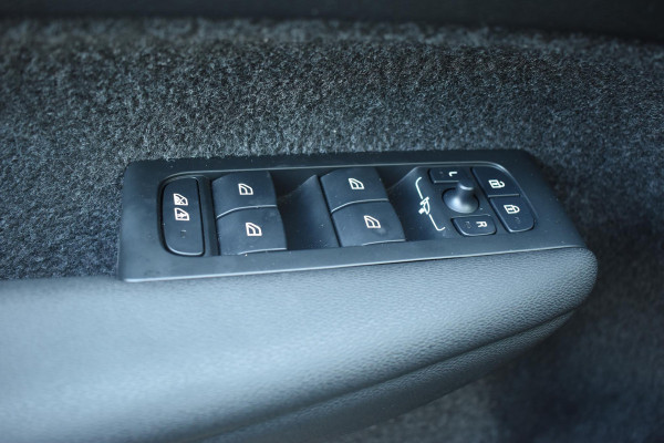 Volvo XC40 B4 211PK Automaat Plus Dark / Navigatie / Adaptive Cruise / Harman Kardon / Stuur- & Stoelverwarming / Elektrische achterklep / Achteruitrijcamera / Elektrische stoelverst. met geheugen