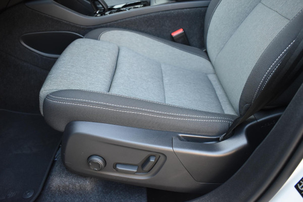 Volvo XC40 B4 211PK Automaat Plus Dark / Navigatie / Adaptive Cruise / Harman Kardon / Stuur- & Stoelverwarming / Elektrische achterklep / Achteruitrijcamera / Elektrische stoelverst. met geheugen