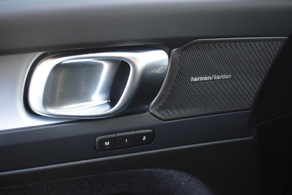 Volvo XC40 B4 211PK Automaat Plus Dark / Navigatie / Adaptive Cruise / Harman Kardon / Stuur- & Stoelverwarming / Elektrische achterklep / Achteruitrijcamera / Elektrische stoelverst. met geheugen
