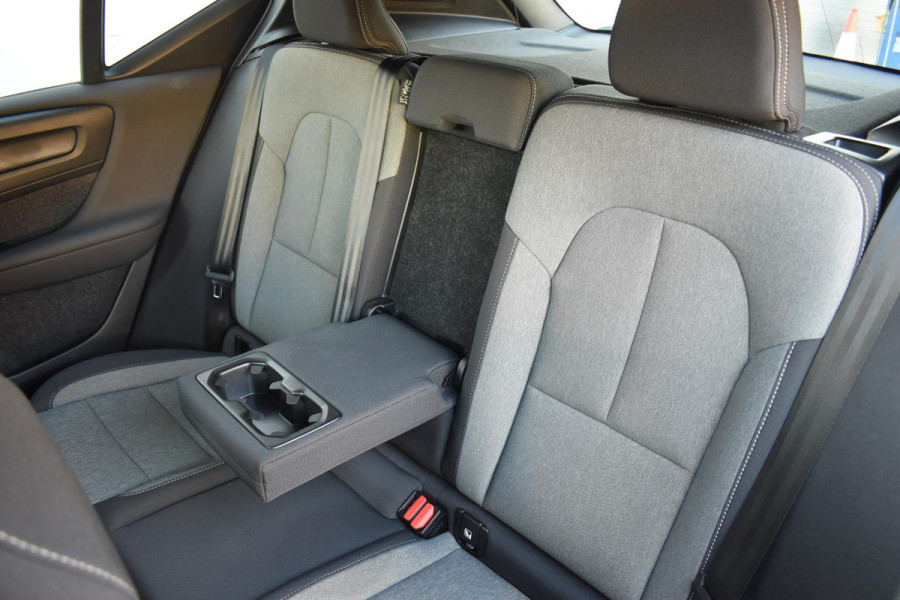 Volvo XC40 B4 211PK Automaat Plus Dark / Navigatie / Adaptive Cruise / Harman Kardon / Stuur- & Stoelverwarming / Elektrische achterklep / Achteruitrijcamera / Elektrische stoelverst. met geheugen