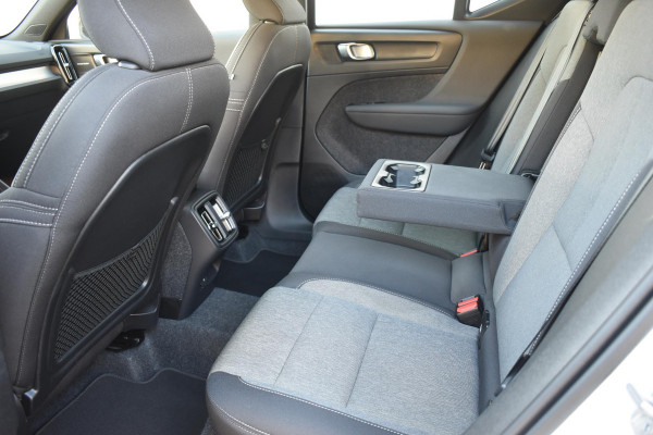 Volvo XC40 B4 211PK Automaat Plus Dark / Navigatie / Adaptive Cruise / Harman Kardon / Stuur- & Stoelverwarming / Elektrische achterklep / Achteruitrijcamera / Elektrische stoelverst. met geheugen