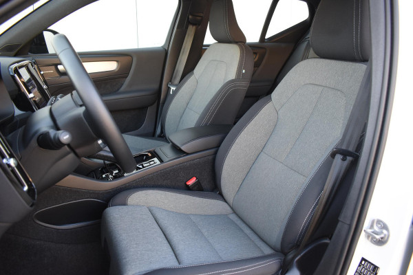 Volvo XC40 B4 211PK Automaat Plus Dark / Navigatie / Adaptive Cruise / Harman Kardon / Stuur- & Stoelverwarming / Elektrische achterklep / Achteruitrijcamera / Elektrische stoelverst. met geheugen